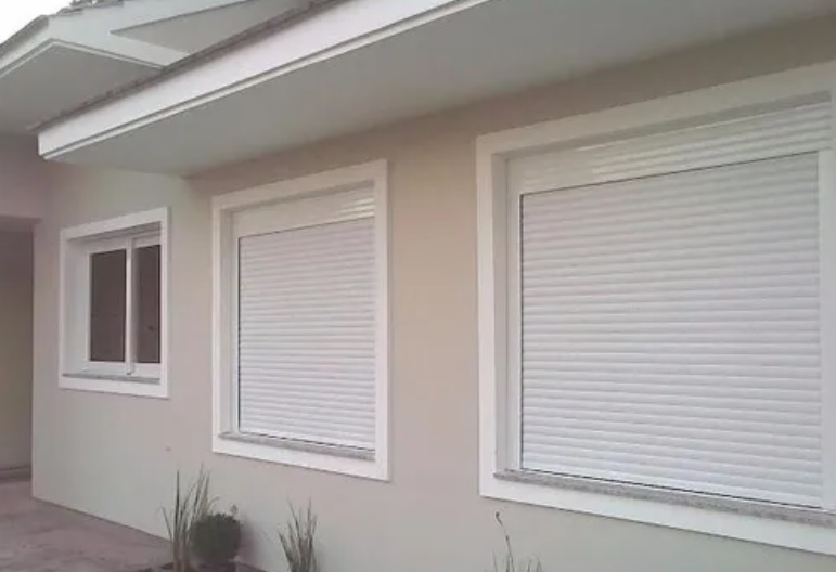 Janelas com persiana integrada branca instaladas em fachada